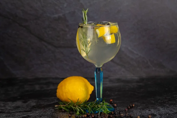 Bevanda Alcolica Gin Tonic Cocktail Con Limone Rosmarino Pepe Ghiaccio — Foto Stock