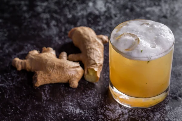 Cóctel Whisky Con Jengibre Limón Refrescante Bebida Jengibre — Foto de Stock