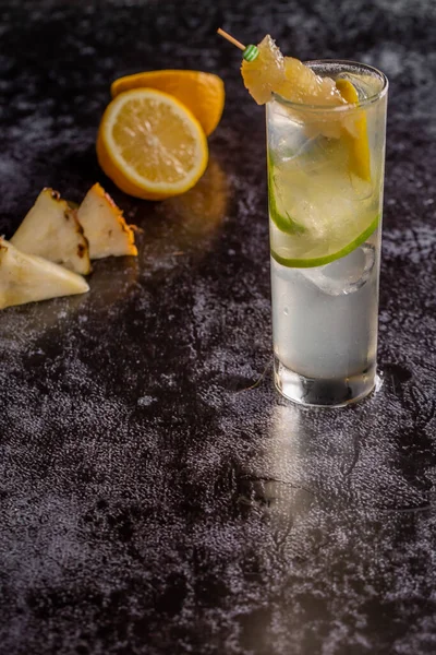 Cocktail Refrescante Com Laranja Abacaxi Limão — Fotografia de Stock