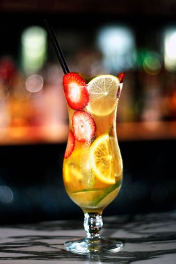 Arka planda odaklanmış çubuk ile tropikal kokteyl