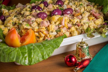 Brezilya farofası. Manyok unu, yumurta, pastırma ve sosisten yapılmış. Noel yemeğinde servis edildi.