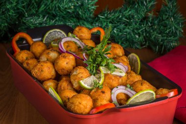 Morina balığı köftesi. Morina kroketi ve patates geleneksel bir Portekiz yemeğidir. Brezilya 'da Bolinho de bacalhau denir. seçici odak