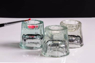 Diş hekimi akrilik reçineyi karıştırıyor