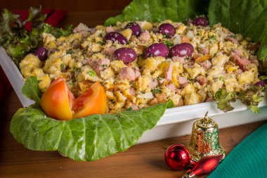 Brezilya farofası. Manyok unu, yumurta, pastırma ve sosisten yapılmış. Noel yemeğinde servis edildi.