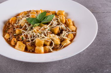 Bolonez soslu İtalyan patates gnocchi.