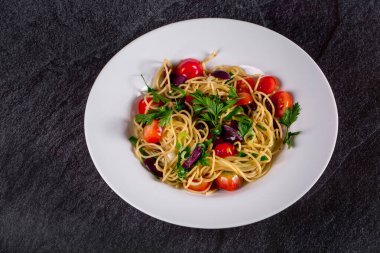 Spagetti puttanesca. Siyah zeytinli ve kirazlı spagetti