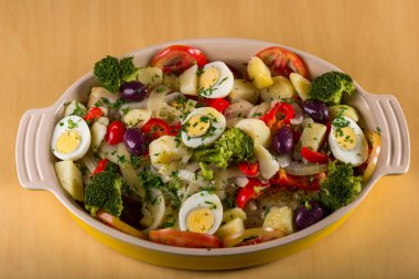 Morina balığı - soslu ve sebzeli balık filetosu. Tipik bir Portekizce.