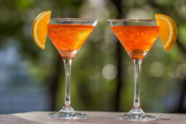 Twee Glazen Aperol Spritz Met Sinaasappel Geslepen Zomer Cocktail Glas — Stockfoto