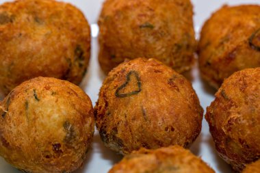 Morina balığı köftesi, morina balığıyla doldurulmuş kızarmış tuzlu aperatif. Brezilya 'da buna Bolinho de bacalhau denir..