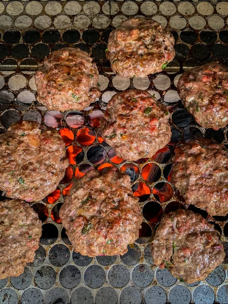 Zelfgemaakte Hamburger Koken Grill — Stockfoto