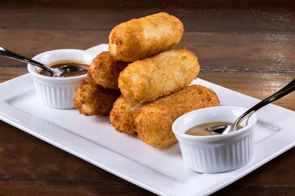 Kızarmış peynir atıştırmalıkları. Brezilya atıştırmalıkları.