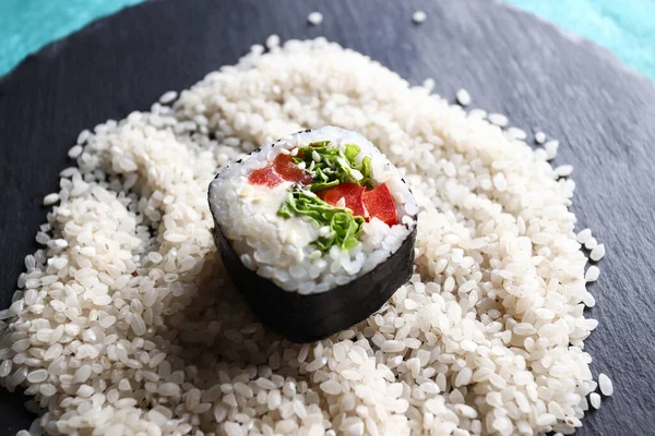 Γεμάτο Λευκό Άψητο Ρύζι Στρογγυλό Πίνακα Σερβιρίσματος Ρολά Σούσι Ιαπωνική — Φωτογραφία Αρχείου
