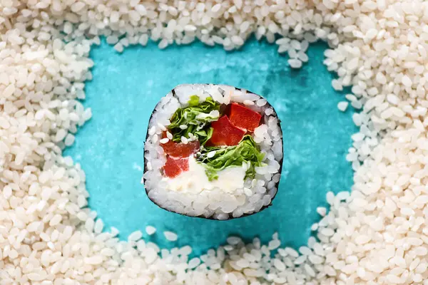 Ένα Ρολό Σούσι Περικυκλωμένο Από Ρύζι Ιαπωνική Κουζίνα Άνω Όψη — Φωτογραφία Αρχείου