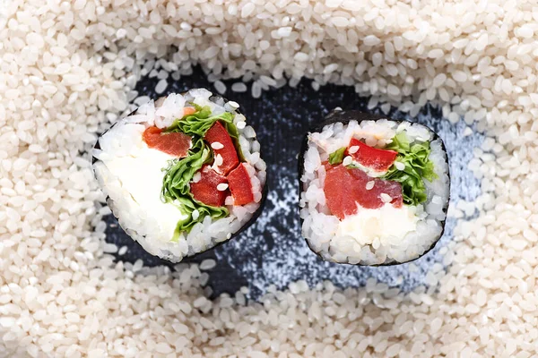 お米に囲まれた寿司巻き 最上階だ 日本料理 — ストック写真