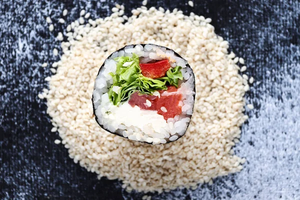 寿司は白米に転がる 日本料理 トップ表示 — ストック写真
