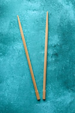 Güzel bir arka planda tahta yemek çubukları. Japon mutfağı. Üst görünüm.