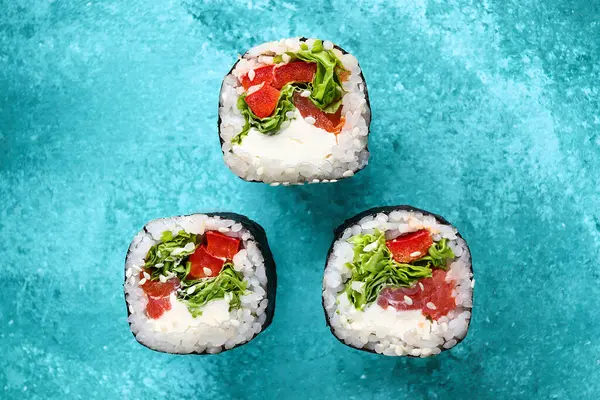 寿司は美しい背景で転がります 日本料理 トップ表示 — ストック写真
