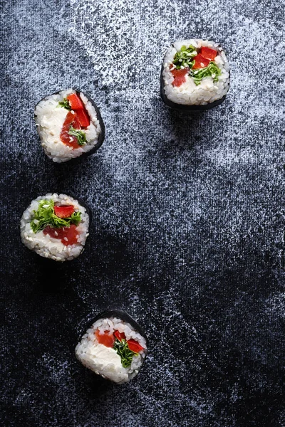 暗闇の中で美しい抽象的な背景に寿司ロール 日本料理 トップ表示 — ストック写真