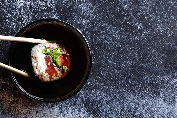 Νόστιμα Ρολά Σούσι Βουτηγμένα Σάλτσα Σόγιας Ιαπωνική Κουζίνα Στο Πάνω — Φωτογραφία Αρχείου