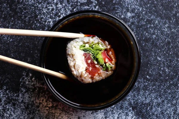 Des Rouleaux Sushi Savoureux Trempés Dans Sauce Soja Cuisine Japonaise — Photo