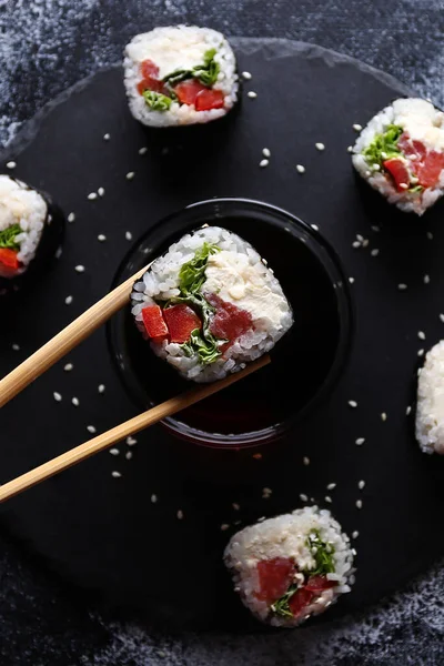 Rouleau Sushi Bâtonnets Bois Trempés Dans Sauce Soja Vue Dessus — Photo