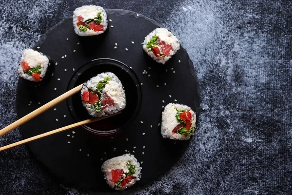 Rouleau Sushi Bâtonnets Bois Trempés Dans Sauce Soja Vue Dessus — Photo