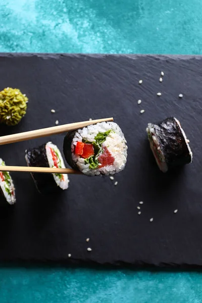 Sushi Rouleaux Tenir Avec Des Baguettes Vue Dessus Nourriture Japonaise — Photo