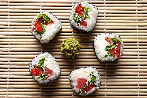 竹のマットにおいしい寿司ロール 日本食 トップ表示 — ストック写真