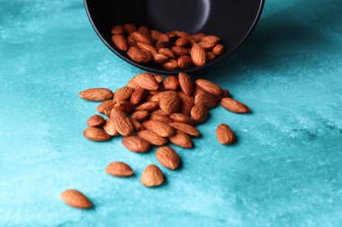 Siyah kasedeki badem.