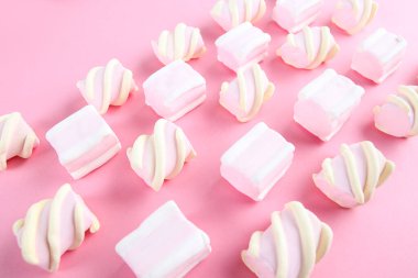 Pembe arka planda şekerlemeler. Düz ya da üst görünüm. Mesaj için yer var. Desen