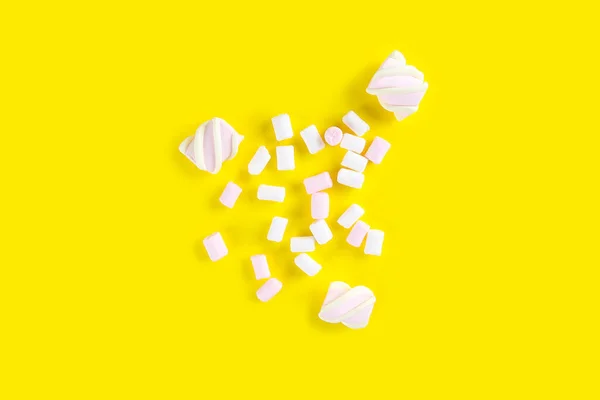 黄土背景上的棉花糖和爆米花 案文的篇幅 免版税图库图片