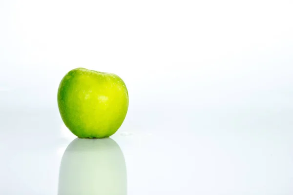 Grüner Apfel Auf Weißem Hintergrund — Stockfoto