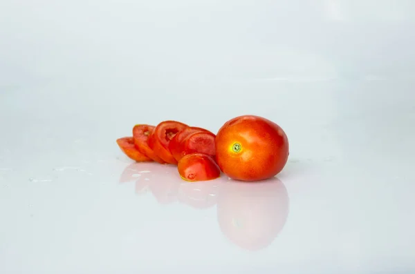 Leuchtend Rote Tomate Geschnitten Die Ansicht Von Oben Isoliert Auf — Stockfoto