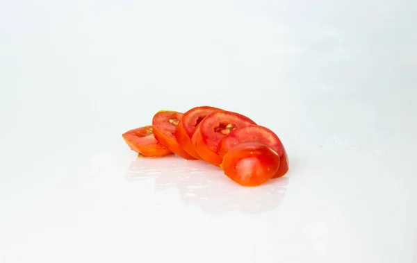 Tomate Vermelho Brilhante Cortado Vista Topo Isolado Fundo Branco — Fotografia de Stock