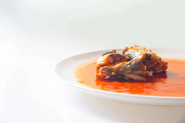 Conservas Pescado Salsa Tomate Sobre Fondo Blanco Sardinas Caballa Comida — Foto de Stock