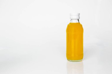 Beyaz arka planda portakal suyu şişeleri