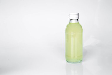 Beyaz arka planda limon suyu şişeleri
