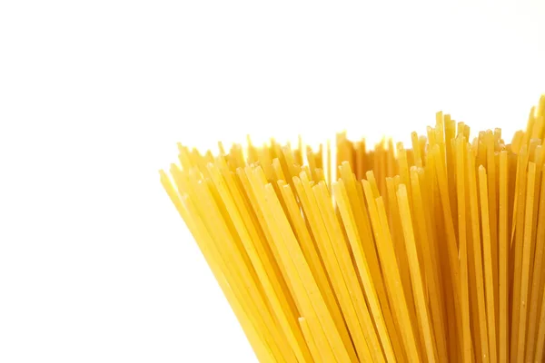 Gul Lång Spaghetti Gul Pasta Isolerad Vit Bakgrund Italiensk Mat — Stockfoto