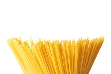 Sarı uzun spagetti Beyaz zemin üzerinde izole edilmiş sarı makarna, İtalyan yemeği ve menüsü konsepti, kırpma yolu