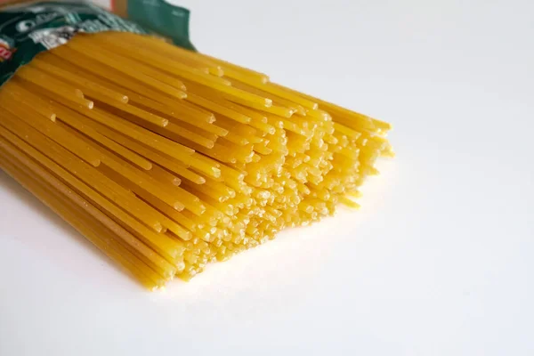 Gul Lång Spaghetti Gul Pasta Isolerad Vit Bakgrund Italiensk Mat — Stockfoto