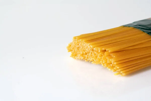 Gul Lång Spaghetti Gul Pasta Isolerad Vit Bakgrund Italiensk Mat — Stockfoto