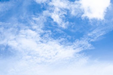 Beyaz bulutlu mavi gökyüzü güzel, arkaplan kullanımı için resim günü zamanı