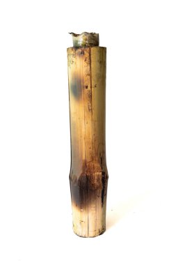 Yanmış pirinç ve bambu silindirde tatlı hindistan cevizi sütü beyaz arka planda izole edilmiş Tayland yemeği Khao lam, Clipping Path