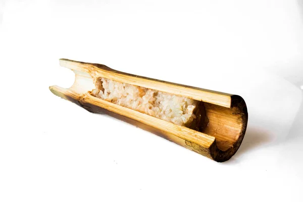 Verbrannter Klebriger Reis Mit Süßer Kokosmilch Bambuszylinder Isoliert Auf Weißem — Stockfoto