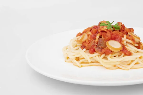 Těstoviny Špagety Boloňské Podávané Bílém Talíři Rajčatovou Omáčkou Bílém Pozadí — Stock fotografie