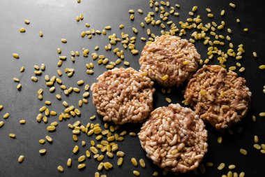 Tayland Tatlı Çıtır Pirinç Kekleri ve Çubuk Şeker Çiselmesi, Tayland Tatlısı