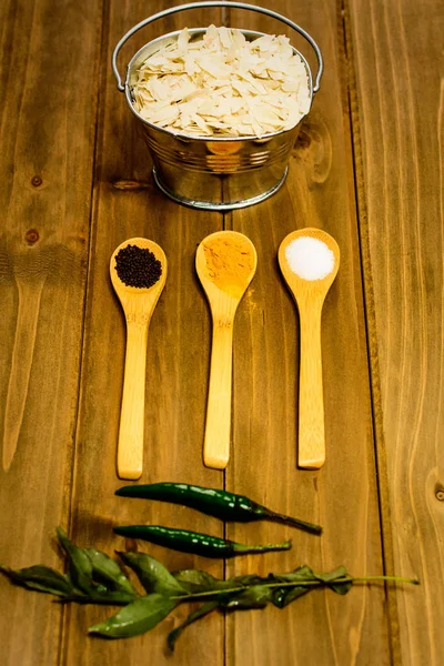 Malzemeler Pohe yapmak için gerekli, bir Hint kahvaltı