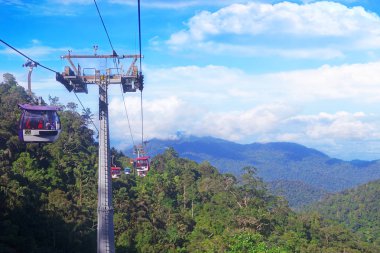 Genting Highlands, Malezya - 21 Aralık: Turist Genting Skyway teleferik üzerinde seyahat. Gohtong Jaya ve Genting Highland bağlama bir gondol lifti olduğunu.