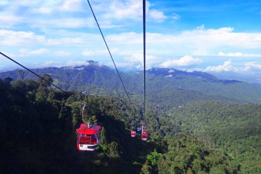 Genting Highlands, Malezya - 21 Aralık: Turist Genting Skyway teleferik üzerinde seyahat. Gohtong Jaya ve Genting Highland bağlama bir gondol lifti olduğunu.