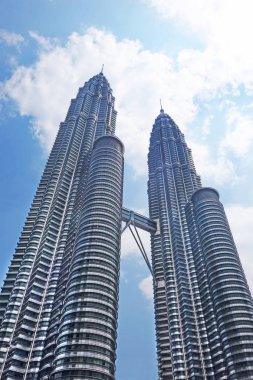 Malezya, Kuala Lumpur - 16 Ekim 2018. Petronas İkiz Kuleleri gökyüzü arka plan üzerinde. 2004 yılına kadar dünyanın en yüksek binalar